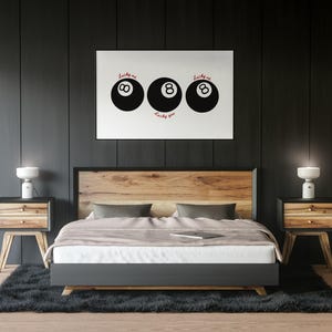 Pode incluir: Um quarto moderno com uma cama, cabeceira de madeira, duas mesinhas de cabeceira com candeeiros e um tapete preto. Acima da cama, uma obra de arte emoldurada com tr&ecirc;s bolas de bilhar pretas e as palavras "Lucky me" e "Lucky you".