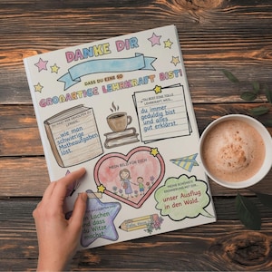 Ein liebevoll gestaltetes Lehrer-Geschenkblatt liegt auf einem Lehrer-Schreibtisch neben einer Kaffeetasse und Schulmaterialien als Dekoration.