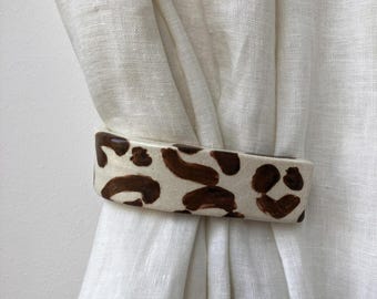 Decorative handcrafted ceramic curtain tieback with leopard print - Wall tieback in glazed stoneware with animal print - Handmade in France