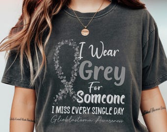 Camiseta unisex Comfort Colors® en memoria del glioblastoma, camiseta "Visto de gris por alguien a quien extraño", recuerdo del cáncer cerebral, regalo con lazo gris.