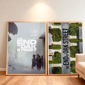 Könnte beinhalten: Zwei gerahmte Filmplakate mit dem Titel The End of Oak Street. Das linke Plakat zeigt die Silhouette einer Kreatur, ein Fahrrad und Personen, die nach oben blicken. Das rechte Plakat zeigt eine Luftaufnahme einer Vorstadtstraße mit Häusern.