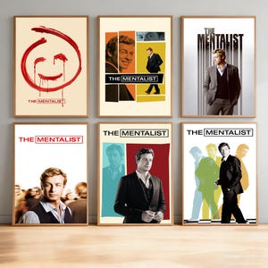 Puede incluir: Seis pósteres enmarcados de la serie de televisión The Mentalist. Las impresiones presentan varios diseños gráficos, incluyendo una cara sonriente roja, retratos de un hombre con traje y el título de la serie en texto negro o rojo sobre fondos blancos, amarillos y rojos.