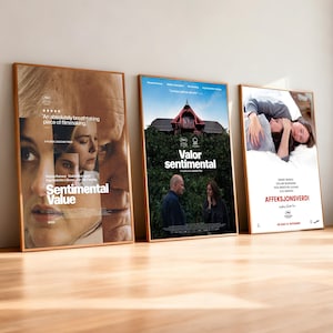 Könnte beinhalten: Drei gerahmte Filmplakate, die an einer Wand lehnen. Die Poster haben Holzrahmen und zeigen verschiedene Filmtitel und -bilder. Ein Poster zeigt "Sentimental Value", ein anderes "Valor Sentimental" und das dritte "Affeksjonsverdi".
