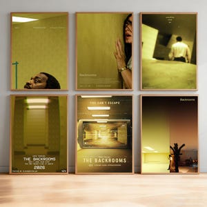 Peut inclure: Six affiches encadrées sur le thème de l'horreur. Les affiches présentent le texte "Backrooms" et "The Backrooms" avec des images d'une personne, d'un couloir et d'un écran de caméra. Les affiches sont dans des cadres en bois.