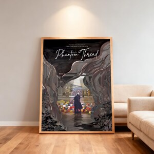 Può includere: Un poster incorniciato del film "Phantom Thread" con una cornice in legno. Il poster presenta un'illustrazione scura e artistica di una coppia che si abbraccia in uno spazio poco illuminato. Il titolo e il nome del regista sono in alto.