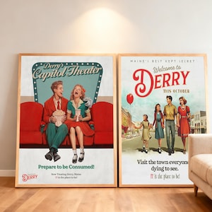 Puede incluir: Dos carteles enmarcados de estilo vintage. El cartel de la izquierda presenta a una pareja en un teatro con el texto "Derry's Capitol Theater" y "Prepare to be Consumed!". El cartel de la derecha dice "Welcome to Derry THIS OCTOBER".