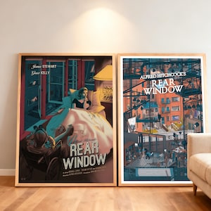 Peut inclure: Deux affiches encadrées du film "Fenêtre sur cour" d'Alfred Hitchcock sont présentées. L'affiche de gauche met en vedette James Stewart et Grace Kelly, avec une scène d'une femme dans un lit. L'affiche de droite montre une illustration détaillée d'une scène de ville.