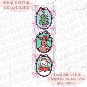 Puede incluir: Un diseño vertical con tres ilustraciones navideñas en marcos ovalados, cada uno adornado con un lazo rosa. Las ilustraciones incluyen un árbol de Navidad, un reno con gorro y bufanda de Papá Noel y un muñeco de nieve leyendo. El fondo tiene lazos rosas y rayas verdes. El texto incluye "YOUR DIGITAL DOWNLOADZ" y "PERSONAL USE & COMMERCIAL LICENSE AVAILABLE."