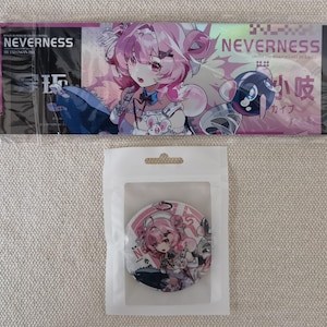 Puede incluir: Una impresión holográfica rectangular y un pin circular, ambos con un personaje de anime de cabello rosa y el texto NEVERNESS. Los artículos están en un empaque de plástico transparente, con tonos vibrantes en rosa, morado y blanco.