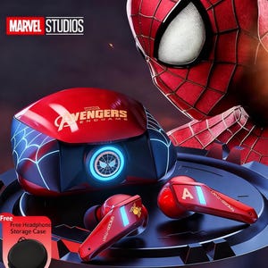 Op de afbeelding: Rode en blauwe draadloze oordopjes en oplaadcase met een Spider-Man-thema. De oplaadcase heeft het Avengers Endgame-logo. De oordopjes hebben het Spider-Man-logo en de tekst. Inclusief een gratis opbergetui voor hoofdtelefoons.
