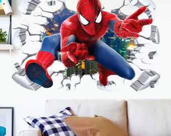 Könnte beinhalten: Ein Wandtattoo mit Spider-Man, der durch eine zerbrochene Wand bricht. Der Superheld ist in einer dynamischen Pose und trägt seinen roten und blauen Anzug. Der Hintergrund zeigt eine Stadtlandschaft.