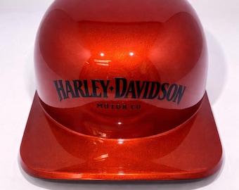 Capacete de motocicleta Whiskey Fire Bar and Shield com boné de beisebol e escudo.