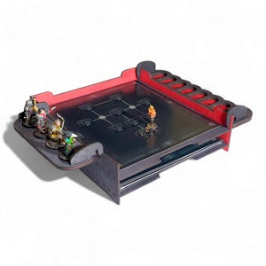 以下が含まれることがあります： 黒いゲーム面と赤いトリムが付いた木製のテーブルトップゲームボード。ボードはグリッドデザインで、ミニチュアフィギュアと装飾的な炎が含まれています。ボードには、ゲームピース用の収納エリアとホルダーが組み込まれています。
