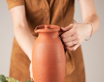 ヴィンテージの赤い粘土の陶器のピッチャー、蓋付き、緑の釉薬仕上げ