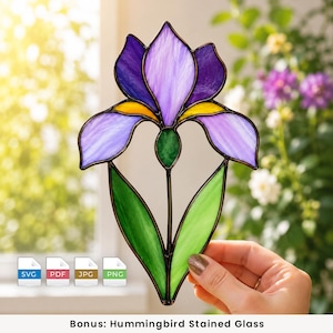 Könnte beinhalten: Ein Buntglas-Suncatcher in Form einer Irisblüte mit violetten und helllila Blütenblättern, gelben Akzenten und grünen Blättern, eingefasst in dunkles Metall. Das Design enthält vier Dateiformat-Symbole SVG, PDF, JPG und PNG unten links.