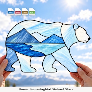 Può includere: Una sagoma di orso in vetro colorato con un paesaggio di montagne e acqua blu. Il design include segmenti di vetro bianco, azzurro e blu scuro con contorni neri. Le icone di testo SVG, PDF, JPG e PNG sono visibili nella parte superiore.