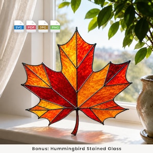Op de afbeelding: Een glas-in-lood esdoornblad zonnevanger met getextureerd glas in tinten rood, oranje en geel, omlijnd met zwarte metalen soldeerlijnen. Bevat digitale bestandsiconen voor SVG, PDF, JPG en PNG en de tekst Bonus: Hummingbird Stained Glass.