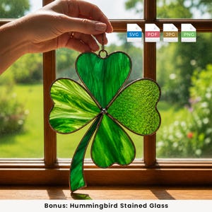 Può includere: Un acchiappasole in vetro colorato a forma di quadrifoglio con varie tonalità di vetro verde, diverse texture e motivi, incorniciato in metallo scuro, con icone di file digitali SVG, PDF, JPG e PNG visualizzate nell'angolo in alto a destra.