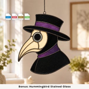 Puede incluir: Un atrapasoles de vidrieras que representa a un médico de la peste con un sombrero de copa negro con una banda morada y una máscara de pico de color crema. La figura está delineada en metal oscuro, tiene un ojo circular y cuelga de una cadena.