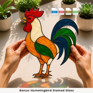 Könnte beinhalten: Ein Buntglas-Sonnenfänger in Form eines Hahns mit rotem Kamm und Kehllappen, einem cremefarbenen Hals, einem orangefarbenen Körper sowie grünen und blauen Schwanzfedern. Das Design hat schwarze Konturen und SVG-, PDF-, JPG- und PNG-Dateisymbole.