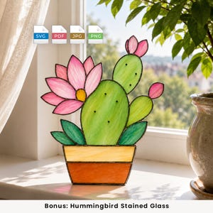 Op de afbeelding: Een glas-in-lood cactussculptuur met een grote roze bloem met een geel hart, groene schijven met zwarte stippen en een tweekleurige gele en oranje pot. Bovenaan staan digitale bestandspictogrammen met de labels SVG, PDF, JPG en PNG.