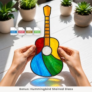 Könnte beinhalten: Ein Gitarren-Sonnenfänger aus Buntglas mit einem mehrfarbigen Design aus roten, gelben, grünen und blauen Segmenten, einem weißen Mittelkreis und einem gelben Hals. Vier Dateiformat-Symbole mit der Aufschrift SVG, PDF, JPG und PNG sind abgebildet.