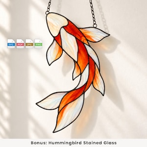 Peut inclure: Un attrape-soleil en vitrail représentant un poisson koï avec des segments de verre orange et blanc assemblés par des joints en métal noir. Le poisson est suspendu par une chaîne en métal noir. Quatre icônes de fichiers SVG, PDF, JPG et PNG.
