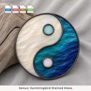 Puede incluir: Una pieza de arte mural circular yin yang con una mitad blanca nacarada texturizada y una mitad con degradado de azul profundo a turquesa. El diseño está encerrado en un marco de metal oscuro, con un pequeño círculo azul claro en el lado blanco y un círculo blanco en el lado azul.