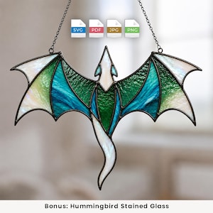 Könnte beinhalten: Ein Buntglas-Drache als Sonnenfänger mit irisierenden weißen, dunkelgrünen und blaugrünen Glaselementen, die durch dunkle Metalllötlinien verbunden sind. Der Drache hängt an einer dünnen Metallkette. Enthält SVG-, PDF-, JPG- und PNG-Dateisymbole.