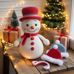 Op de afbeelding: Een handgemaakte gehaakte sneeuwman met een rode hoge hoed, sjaal en knopen. Gehaakte kerstmutsen en een zuurstok liggen op een houten oppervlak, met een kerstboom en lichtslingers op de achtergrond. Feestelijke vakantiedecoratie.