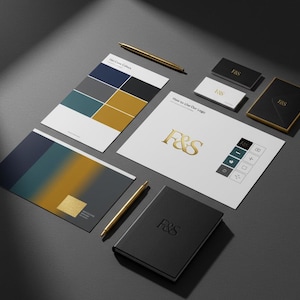 Könnte beinhalten: Ein professionelles Branding-Kit mit Farbleitfaden, Logo-Nutzungsanweisungen, Visitenkarten und einem Notizbuch. Das Kit enthält goldene Stifte und ein schwarzes Notizbuch mit den geprägten Initialen "F&S" auf dem Einband.
