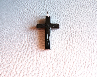 Colgante de cruz de hematita con Corpus grabado