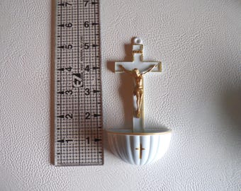 Pila de agua bendita con crucifijo blanco, fabricada en plástico moldeado.