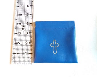 Bolsita para rosario con tapa a presión y cruz dorada en varios colores.