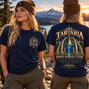 Könnte beinhalten: Ein marineblaues T-Shirt mit einem Grafikdruck einer Glockenstruktur und dem Text TARTARIA HARMONIC RESONANCE STATION. Die Vorderseite zeigt ein kleines Logo, während die Rückseite eine große, detaillierte Illustration eines Torbogens zeigt.
