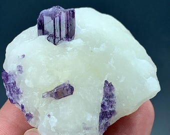 Rara combinación de cristales de escapolita púrpura en matriz procedente de Pakistán