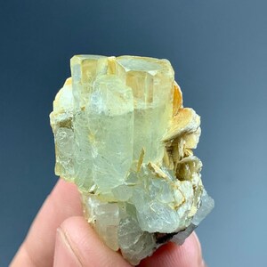 Cristal de aguamarina natural sobre matriz de moscovita, ejemplar de mineral de aguamarina en bruto procedente de Pakistán (75 quilates).