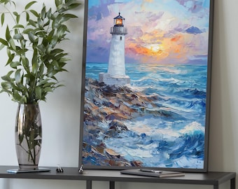 Könnte beinhalten: Gerahmtes Ölgemälde mit einem weißen Leuchtturm an einer felsigen Küste, vor einem Sonnenuntergangshimmel und Meereswellen. Das Kunstwerk wird auf einem dunkelgrauen Tisch neben einer Vase mit grünen Blättern präsentiert.