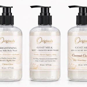 Puede incluir: Tres botellas de plástico transparente de gel de baño de leche de cabra con dispensadores de bomba negros. Cada botella tiene una etiqueta de color crema con el logotipo "Originals" e información del producto. Las etiquetas dicen "Brightening", "Soft + Smooth" y "Coconut Cashmere". Cada botella contiene 473 ml.