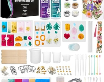 Puede incluir: Un kit de inicio de resina con resina epoxi, endurecedor y varios suministros para manualidades. Incluye moldes, flores secas, purpurina, vasos mezcladores, agitadores, llaveros y borlas. Para crear joyas y objetos decorativos de resina.
