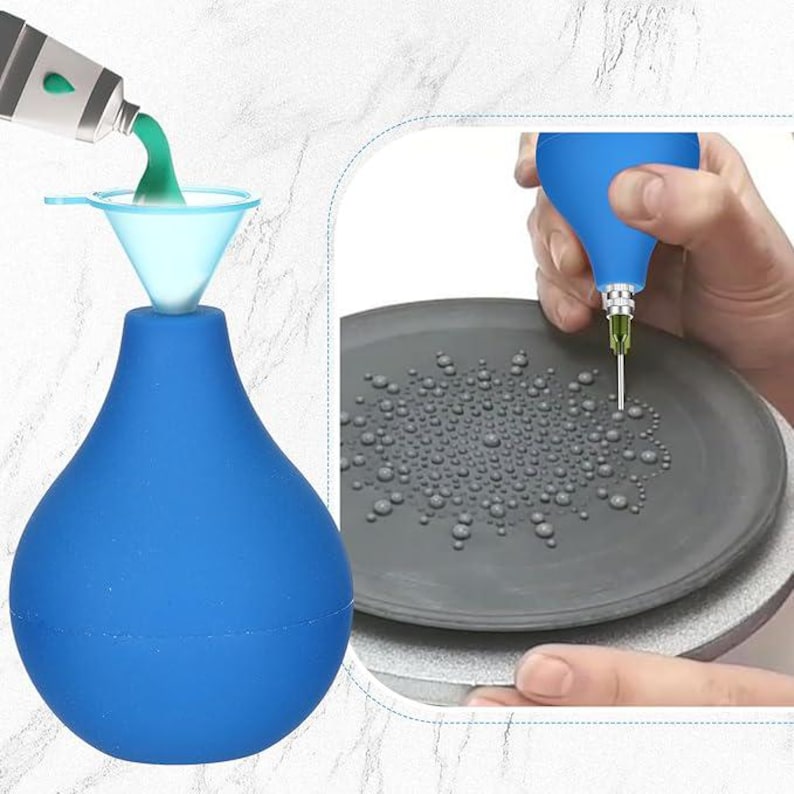 Puede incluir: Una jeringa de bulbo azul con un embudo y un tubo de l&iacute;quido verde. La imagen tambi&eacute;n muestra una mano sosteniendo una herramienta azul con una aguja, aplicando un l&iacute;quido a una superficie gris, creando peque&ntilde;as gotas.