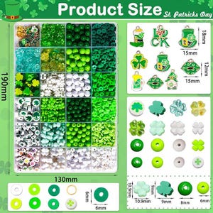 Puede incluir: Una colecci&oacute;n de suministros para manualidades con tem&aacute;tica del D&iacute;a de San Patricio. La imagen muestra una variedad de cuentas, dijes y adornos verdes, incluyendo tr&eacute;boles y sombreros de duende. El tama&ntilde;o del producto es de 190 mm x 130 mm.