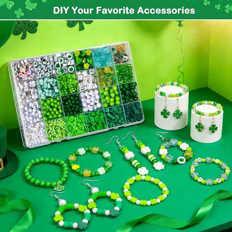Puede incluir: Una colecci&oacute;n de accesorios verdes y suministros para manualidades. La imagen presenta un organizador de pl&aacute;stico transparente lleno de cuentas y abalorios en varios tonos de verde, junto con pulseras y pendientes. El texto en la parte superior dice: DIY Your Favorite Accessories.