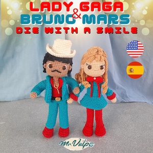 Pode incluir: Duas bonecas de crochê, uma representando um homem com chapéu de cowboy e outra uma mulher, estão lado a lado. O homem usa uma jaqueta e calças azuis, enquanto a mulher usa um vestido azul e botas vermelhas. O texto "LADY GAGA & BRUNO MARS DIE WITH A SMILE" está no topo.