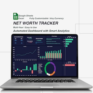 Puede incluir: Un portátil plateado que muestra un panel de control "NET WORTH TRACKER". La pantalla muestra gráficos y diagramas con datos financieros, incluyendo "TOTAL NET WORTH" y "TOTAL LIABILITIES". La esquina superior izquierda muestra los logotipos de "Google Sheets" y "Excel".
