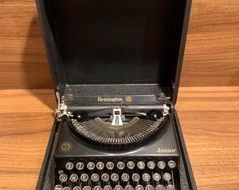 1930s Remington Junior Typewriter: Black Art Deco QWERTZ Czech Portable with Case