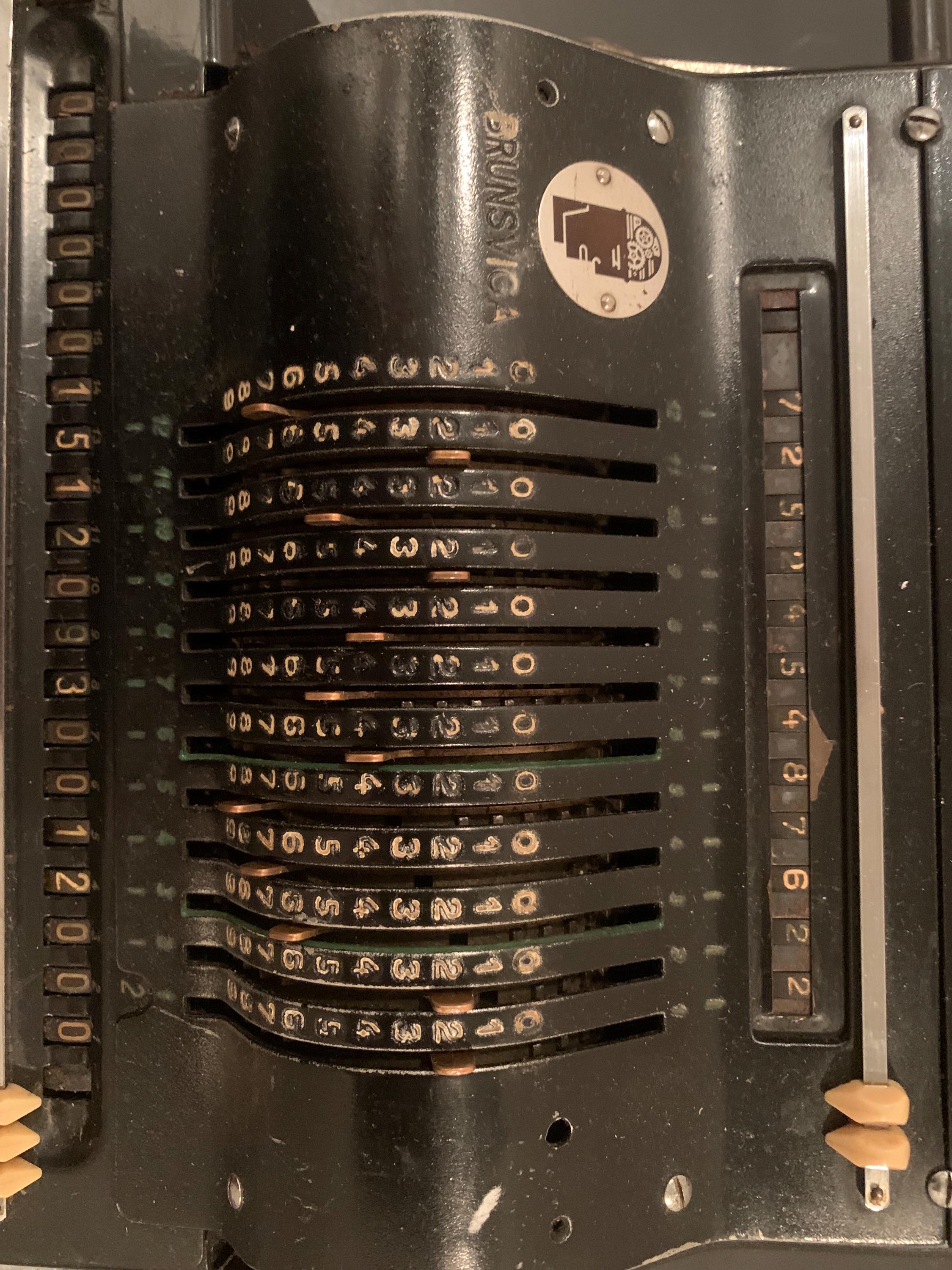 Machine à calculer en métal Vintage Brunsviga - Integral Solution
