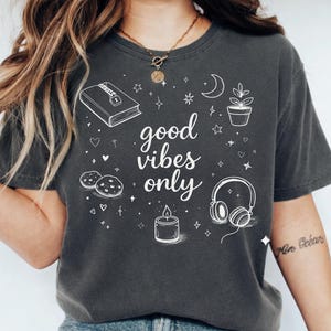 Op de afbeelding: Een set van drie keramische mokken met een gespikkelde, crèmekleurige glazuur. Elke mok heeft een ander handgeschilderd ontwerp: een blauw en groen blad, een gele bloem en een rode bes. De mokken hebben een eenvoudig, modern ontwerp.