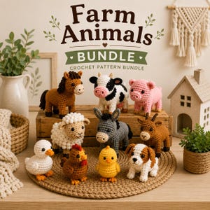 Può includere: Una collezione di nove figure di animali da fattoria all'uncinetto, tra cui cavallo, mucca, maiale, pecora, asino, capra, anatra, gallina e pulcino, disposte su una cassa di legno e un tappetino rotondo, con il testo Farm Animals BUNDLE CROCHET PATTERN BUNDLE.