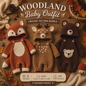 Op de afbeelding: Een haakpatroonbundel voor drie bosdier-babyoutfits met een vos, een hert en een beer. Elke outfit bevat een romper met capuchon, dierenoren en gezichtsdetails. De tekst luidt WOODLAND Baby Outfit CROCHET PATTERN BUNDLE.